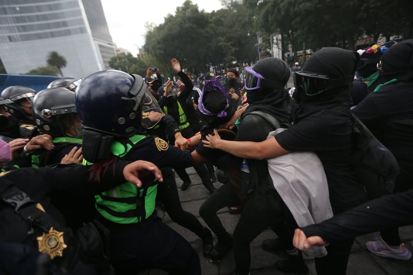 Grupo de mujeres protesta frente al Ángel de la Independencia en CDMX