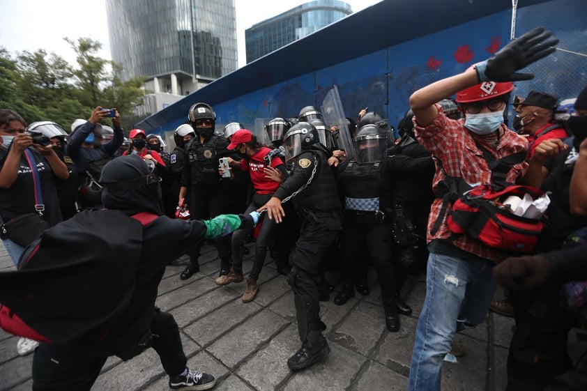 Grupo de mujeres protesta frente al Ángel de la Independencia en CDMX