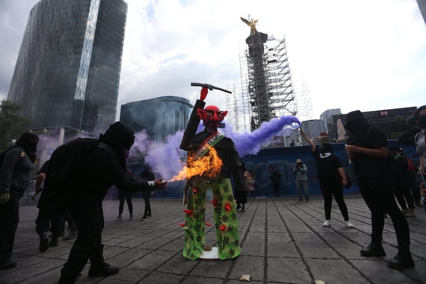 Grupo de mujeres protesta frente al Ángel de la Independencia en CDMX