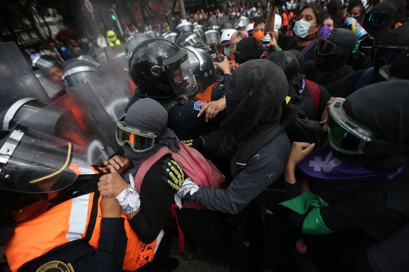 Grupo de mujeres protesta frente al Ángel de la Independencia en CDMX