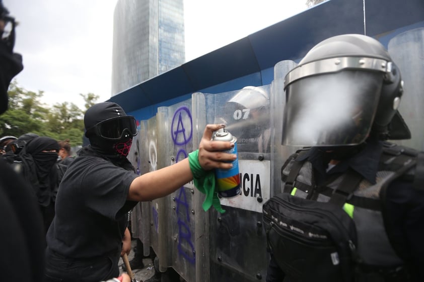 Grupo de mujeres protesta frente al Ángel de la Independencia en CDMX