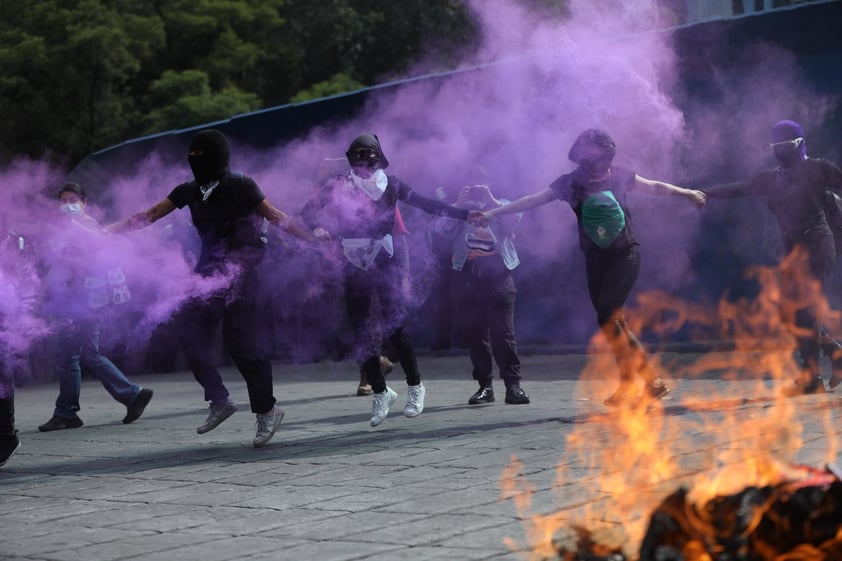 Grupo de mujeres protesta frente al Ángel de la Independencia en CDMX