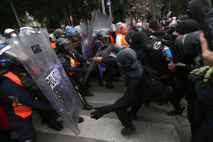 Grupo de mujeres protesta frente al Ángel de la Independencia en CDMX