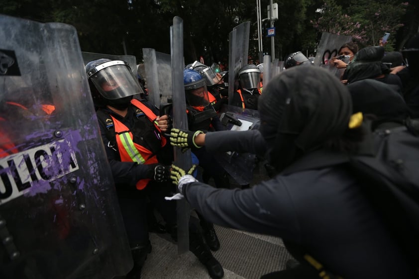 Grupo de mujeres protesta frente al Ángel de la Independencia en CDMX