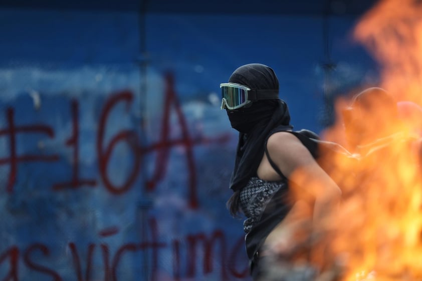 Grupo de mujeres protesta frente al Ángel de la Independencia en CDMX