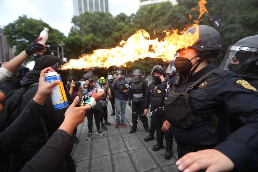 Grupo de mujeres protesta frente al Ángel de la Independencia en CDMX