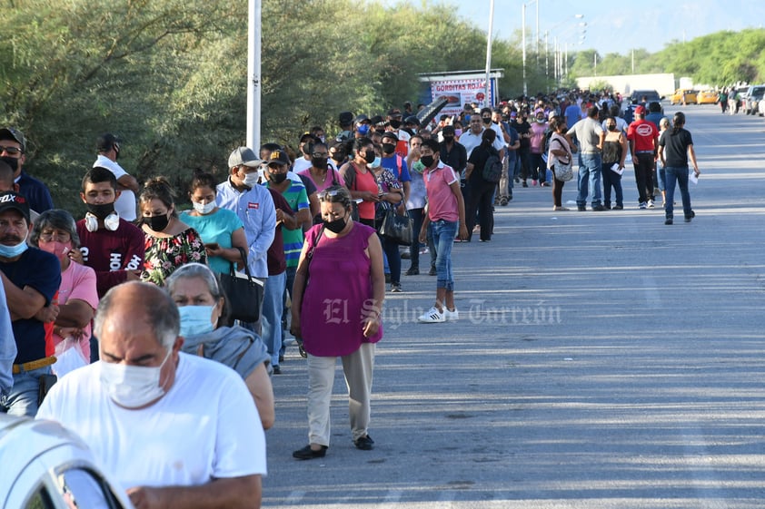 Rezagados de 50 a 59 años hacen larga fila en Hospital General de Torreón por vacuna antiCOVID