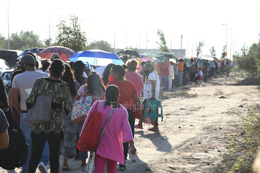 Rezagados de 50 a 59 años hacen larga fila en Hospital General de Torreón por vacuna antiCOVID