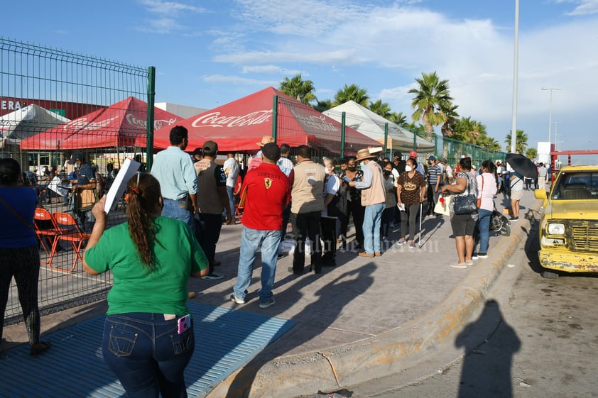 Rezagados de 50 a 59 años hacen larga fila en Hospital General de Torreón por vacuna antiCOVID