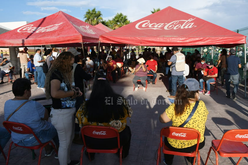 Rezagados de 50 a 59 años hacen larga fila en Hospital General de Torreón por vacuna antiCOVID