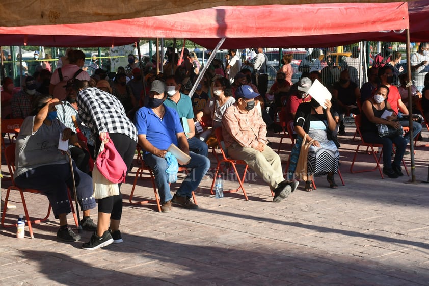 Rezagados de 50 a 59 años hacen larga fila en Hospital General de Torreón por vacuna antiCOVID