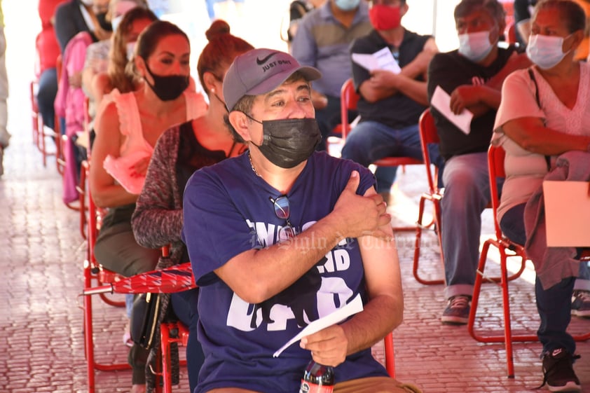 Rezagados de 50 a 59 años hacen larga fila en Hospital General de Torreón por vacuna antiCOVID