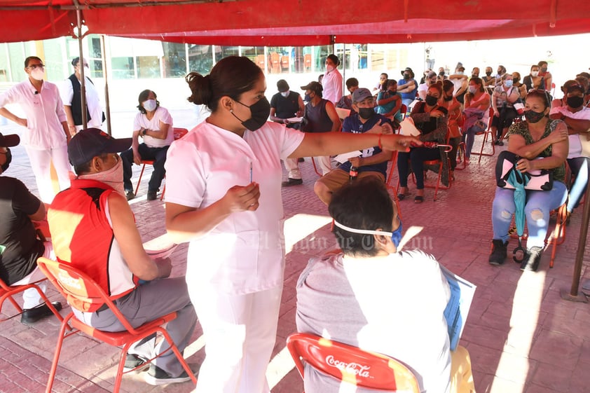 Rezagados de 50 a 59 años hacen larga fila en Hospital General de Torreón por vacuna antiCOVID