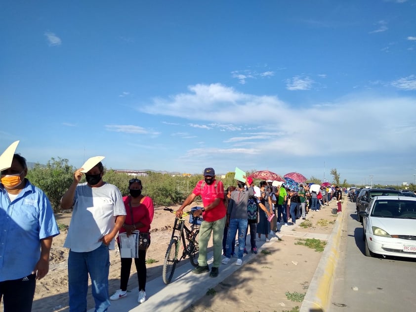 Rezagados de 50 a 59 años hacen larga fila en Hospital General de Torreón por vacuna antiCOVID