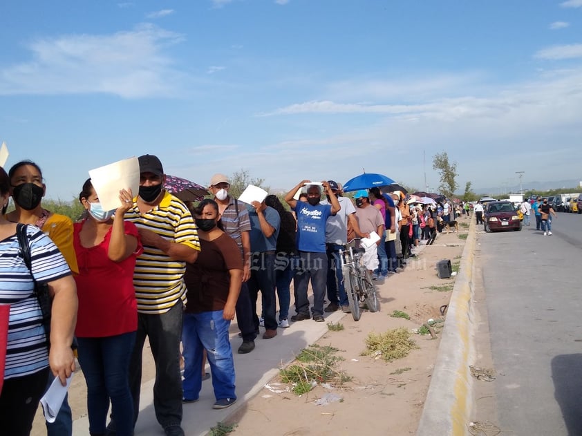 Rezagados de 50 a 59 años hacen larga fila en Hospital General de Torreón por vacuna antiCOVID