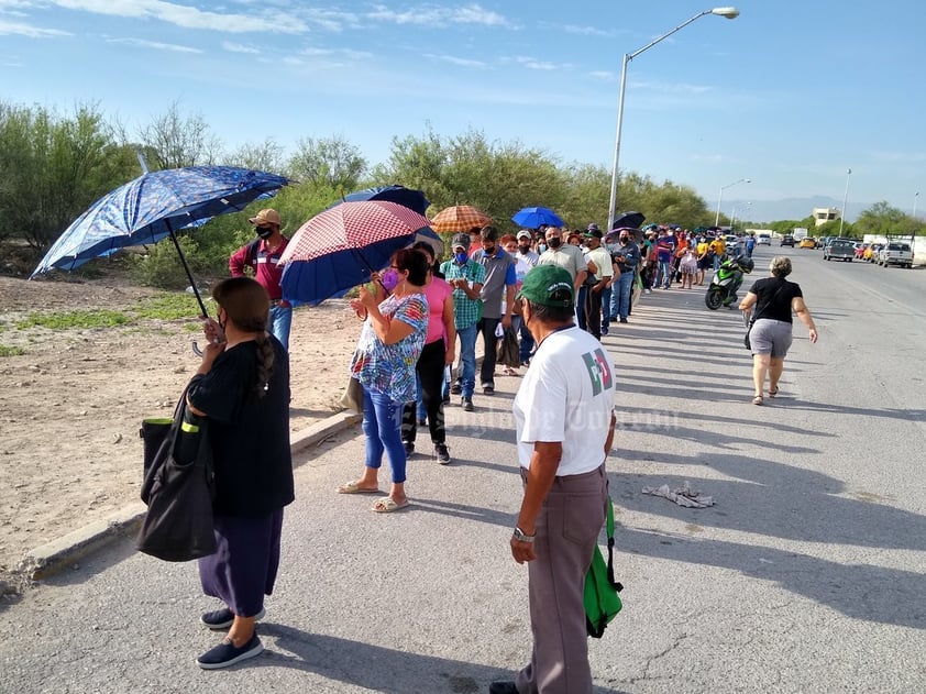 Rezagados de 50 a 59 años hacen larga fila en Hospital General de Torreón por vacuna antiCOVID