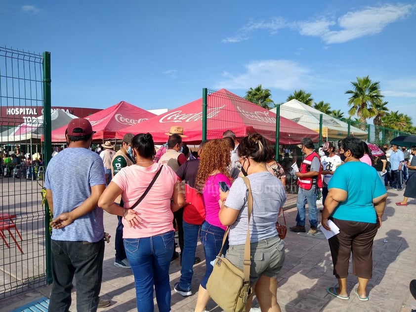 Rezagados de 50 a 59 años hacen larga fila en Hospital General de Torreón por vacuna antiCOVID