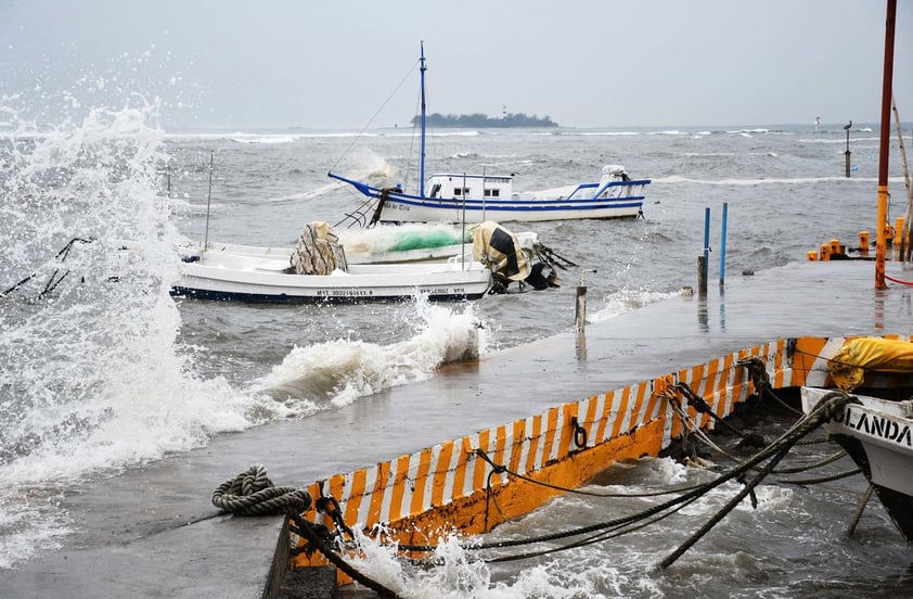 Huracán 'Grace' se fortalece; Veracruz prevé impacto y emite alerta roja