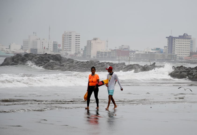 Huracán 'Grace' se fortalece; Veracruz prevé impacto y emite alerta roja