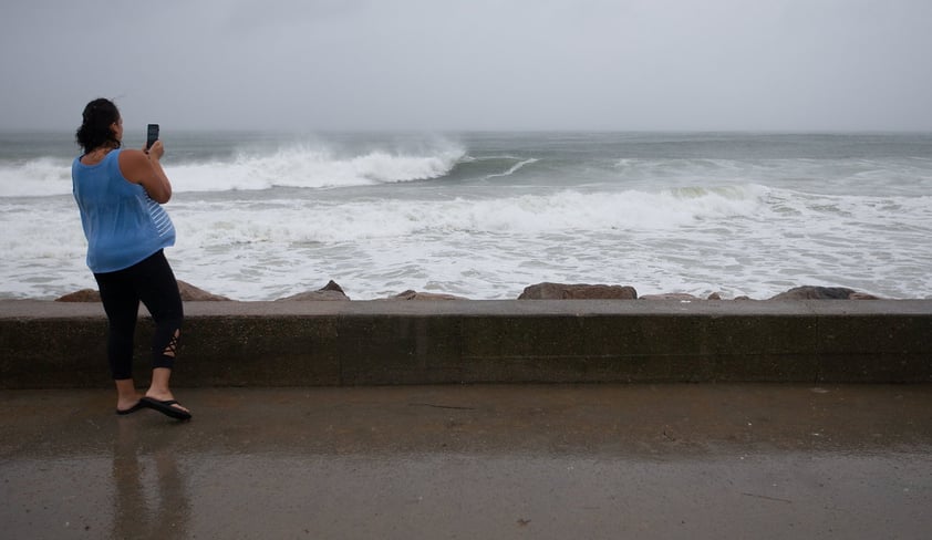 Tormenta 'Henri' toca tierra en Rhode Island, EUA; afecta Nueva York y noreste del país