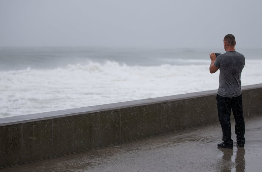 Tormenta 'Henri' toca tierra en Rhode Island, EUA; afecta Nueva York y noreste del país