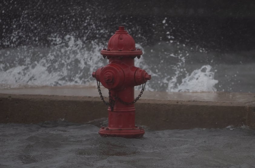 Tormenta 'Henri' toca tierra en Rhode Island, EUA; afecta Nueva York y noreste del país