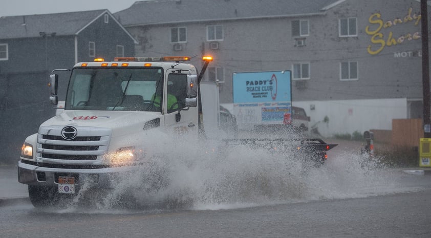 Tormenta 'Henri' toca tierra en Rhode Island, EUA; afecta Nueva York y noreste del país