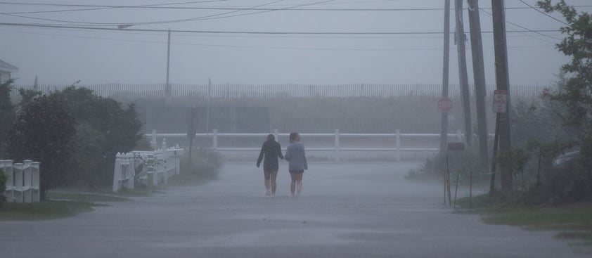 Tormenta 'Henri' toca tierra en Rhode Island, EUA; afecta Nueva York y noreste del país