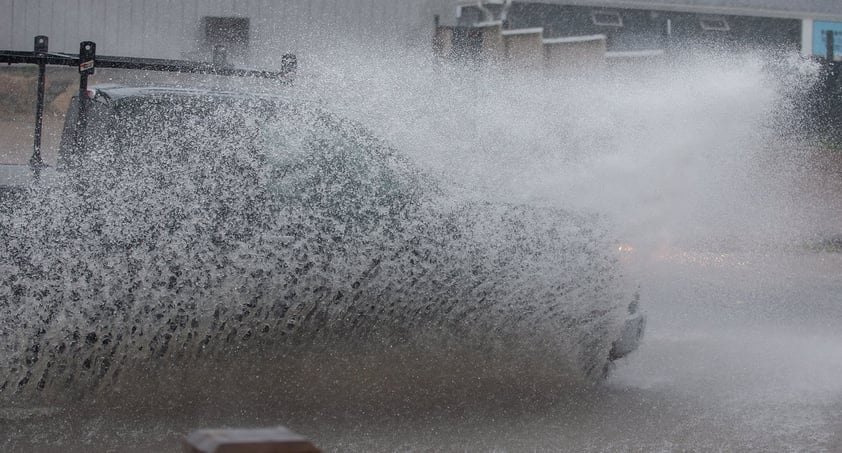 Tormenta 'Henri' toca tierra en Rhode Island, EUA; afecta Nueva York y noreste del país