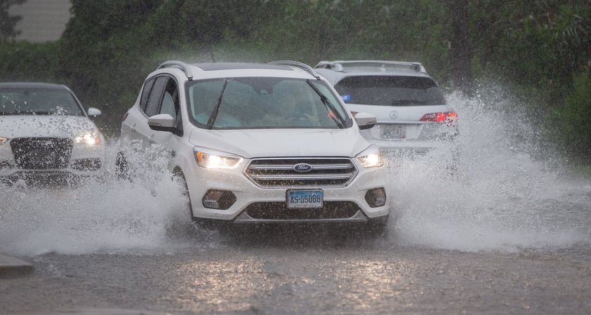 Tormenta 'Henri' toca tierra en Rhode Island, EUA; afecta Nueva York y noreste del país