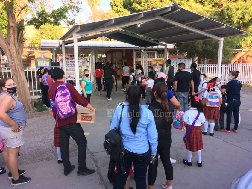 Minutos antes de las 8 de la mañana, se recibió a niños y niñas con un filtro sanitario en el acceso principal. Había aplicación de gel antibacterial, sanitización y toma de temperatura.