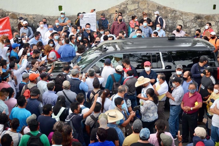 Maestros de la CNTE en Chiapas impiden acceso del presidente Andrés Manuel López Obrador a su conferencia mañanera