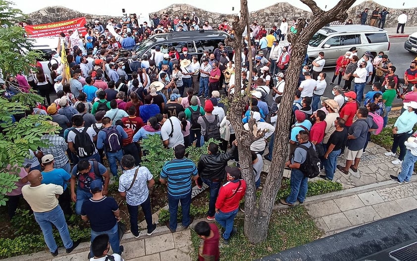 Maestros de la CNTE en Chiapas impiden acceso del presidente Andrés Manuel López Obrador a su conferencia mañanera