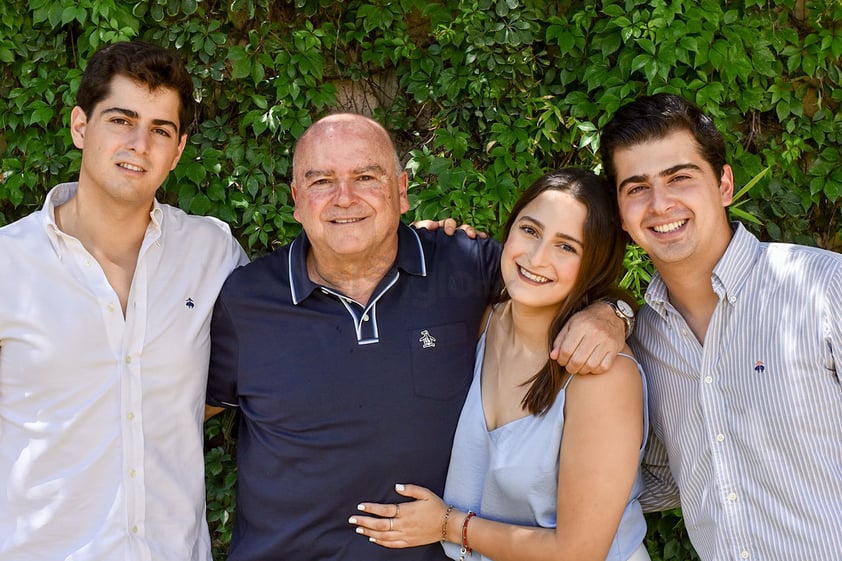 Jesús García junto a sus hijos Roberto, María Elisa y Eduardo.