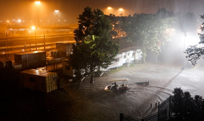 En la ciudad de Nueva York, prácticamente todas las líneas del metro quedaron suspendidas al ser inundado por auténticas riadas y cascadas de agua que caían tanto por las escaleras de las estaciones como por los techos de los túneles.