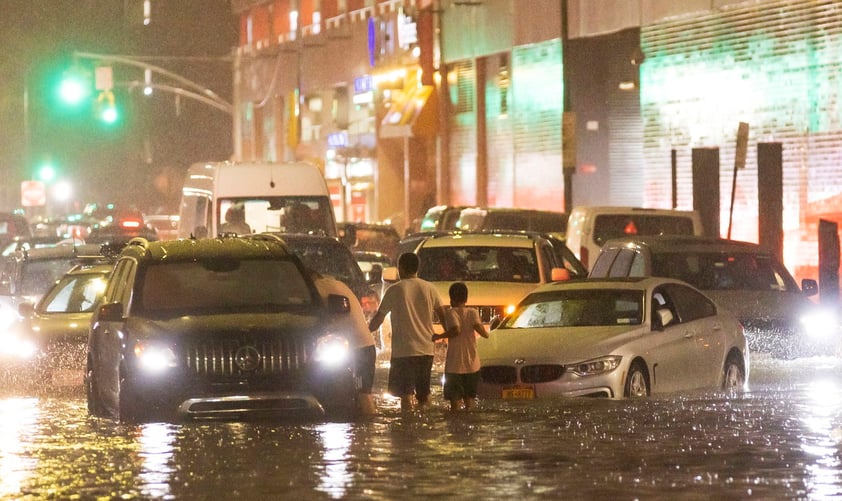 'Estamos sufriendo un evento meteorológico histórico con lluvias que están rompiendo récords por toda la ciudad, con inundaciones brutales y condiciones peligrosas en las carreteras', advirtió el alcalde de Nueva York, Bill de Blasio, en las redes sociales.