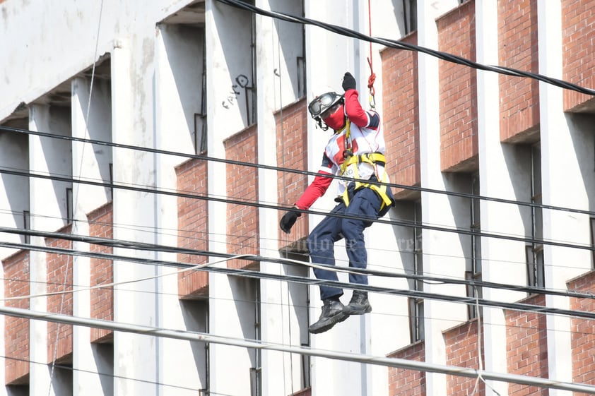 Realizan maniobras de rescate en simulacro del Teleférico de Torreón