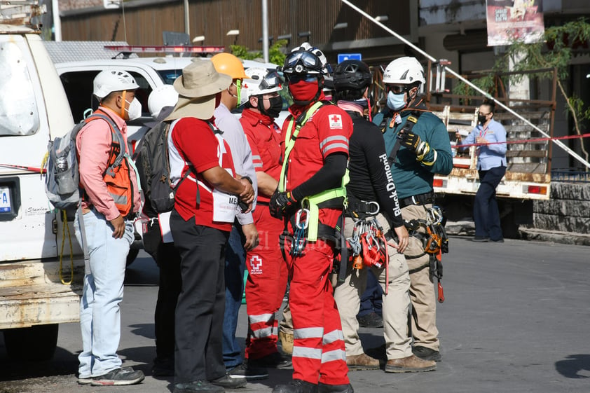 Realizan maniobras de rescate en simulacro del Teleférico de Torreón