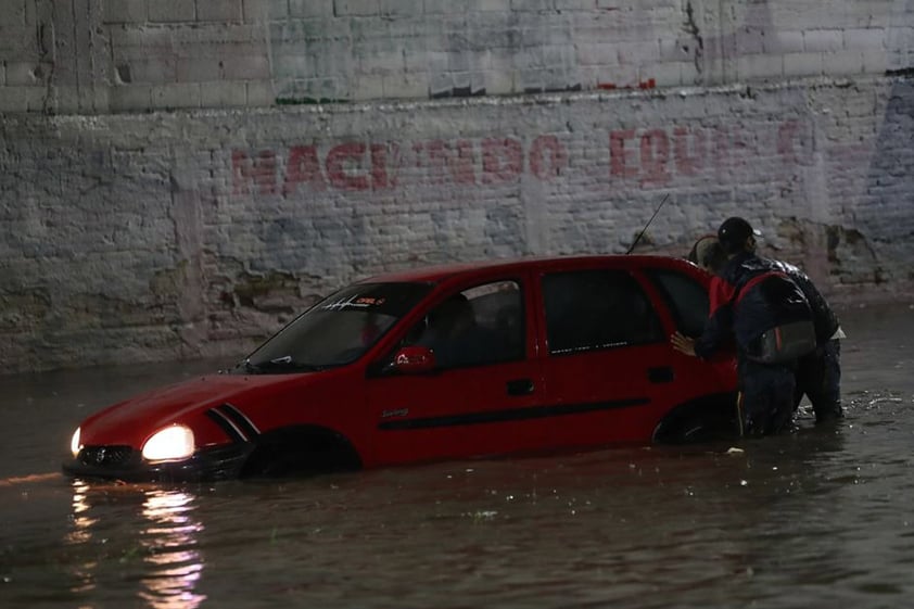 Lluvia provoca inundaciones en Ecatepec, Edomex; mueren al menos dos personas