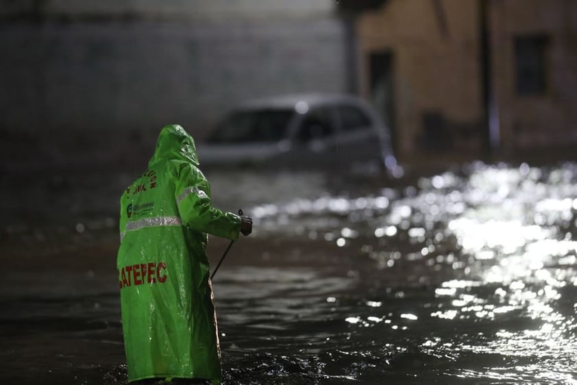 Lluvia provoca inundaciones en Ecatepec, Edomex; mueren al menos dos personas