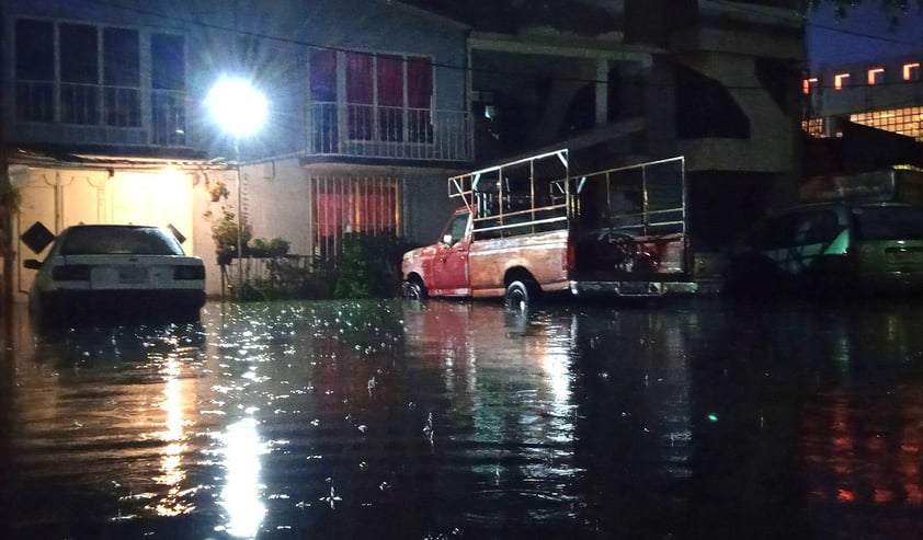 Lluvia provoca inundaciones en Ecatepec, Edomex; mueren al menos dos personas