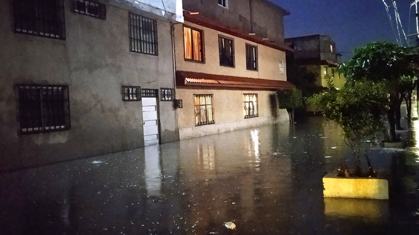 Lluvia provoca inundaciones en Ecatepec, Edomex; mueren al menos dos personas