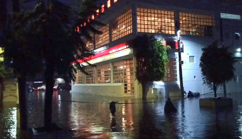 Lluvia provoca inundaciones en Ecatepec, Edomex; mueren al menos dos personas