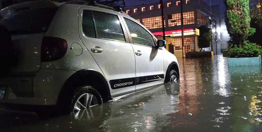 Lluvia provoca inundaciones en Ecatepec, Edomex; mueren al menos dos personas