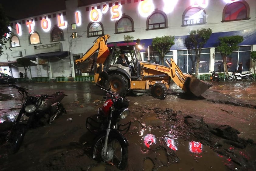 Lluvia provoca inundaciones en Ecatepec, Edomex; mueren al menos dos personas