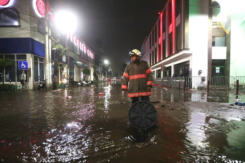 Lluvia provoca inundaciones en Ecatepec, Edomex; mueren al menos dos personas