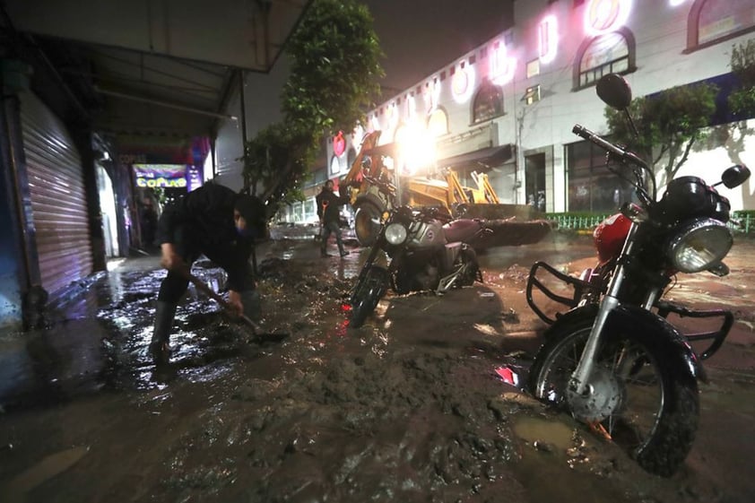 Lluvia provoca inundaciones en Ecatepec, Edomex; mueren al menos dos personas