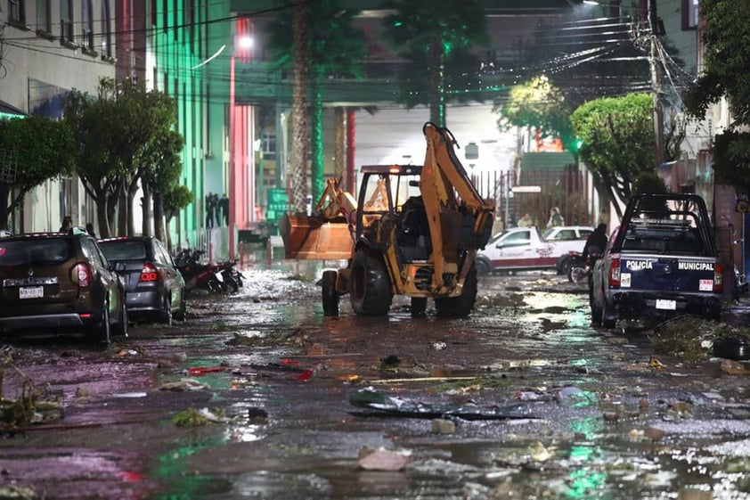 Lluvia provoca inundaciones en Ecatepec, Edomex; mueren al menos dos personas