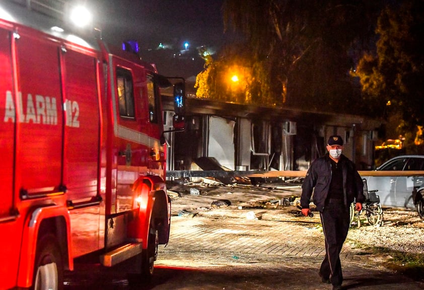 Hospital COVID-19 de Macedonia arde en llamas