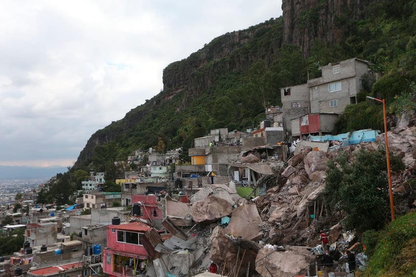 Edomex evacuará 80 viviendas tras derrumbe en cerro del Chiquihuite